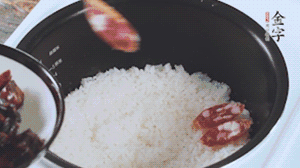 開蓋觀察飯，水微微收干，放入切好的金字香腸、醬肉、醬肉香腸。