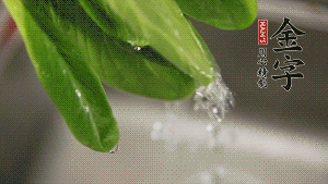 燒一鍋開水，滴一點(diǎn)油，水開后汆燙青菜至斷生即可。