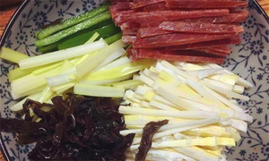 黑木耳泡發(fā)，黑木耳、韭黃、雷筍、青椒切成絲。