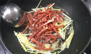 火腿絲、筍絲、黑木耳絲汆水后，瀝干。