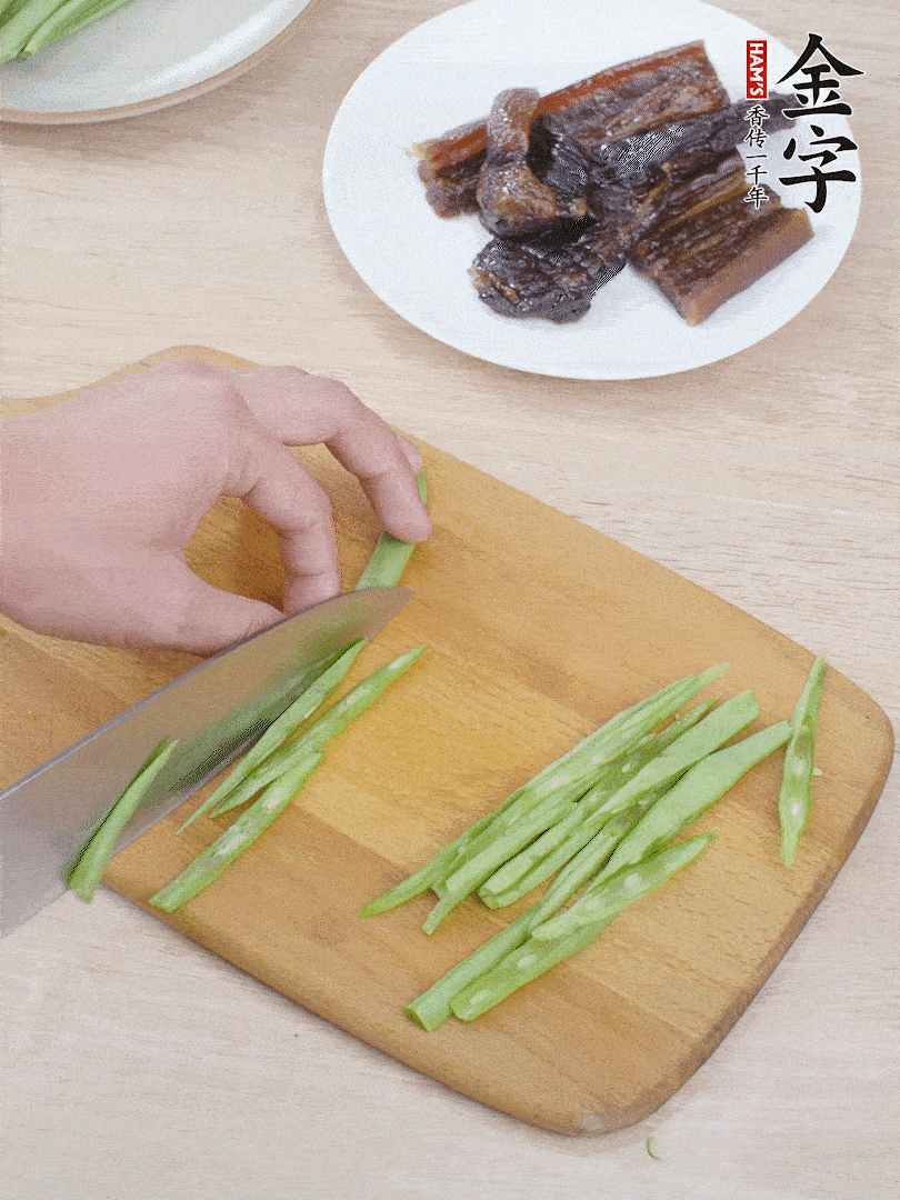 四季豆切絲。
