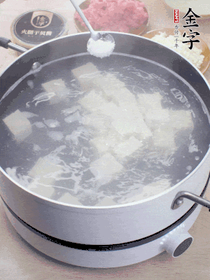 豆腐切成大小均勻正方體，鍋內(nèi)放水，加一點(diǎn)鹽焯水10秒。