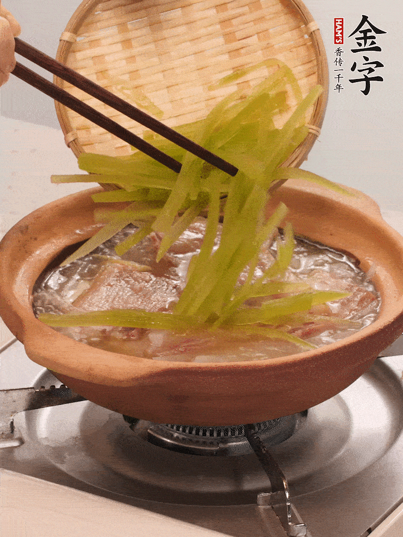倒入熱水煮開后，轉(zhuǎn)小火燉煮10分鐘，呈奶白色湯底。