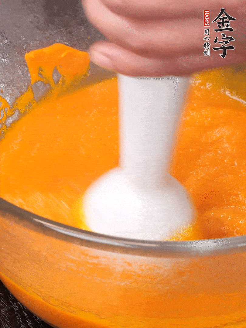 300g南瓜，去皮去瓤切滾刀塊，大火蒸8分鐘，料理機(jī)打成泥，篩網(wǎng)過(guò)篩成泥