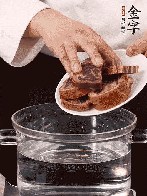 準(zhǔn)備食材。做金銀蹄有2個關(guān)鍵點：食材上火腿當(dāng)然得選足年發(fā)酵的金字火腿，新鮮豬爪最好選前腳、大小適宜的。