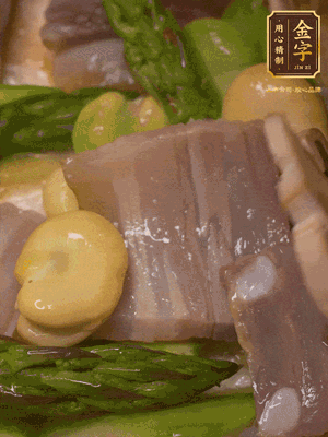 倒入熱水，燉煮10分鐘
