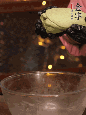 水里放點(diǎn)鹽，燒開后放艾草，一勺小蘇打，撈出浸入涼水，打成艾草泥