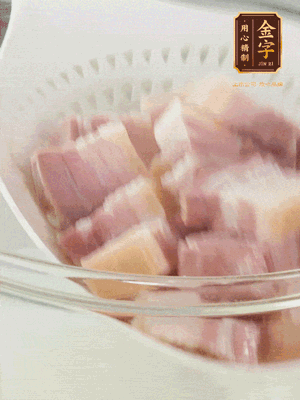 金字淡咸肉、排骨分別加料酒、蔥、姜冷水下鍋焯水，水開撇去浮沫撈出。