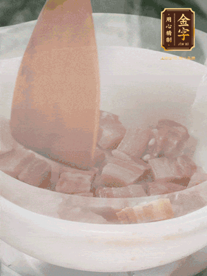砂鍋內(nèi)咸肉微微煸出香味，再倒入開水。放排骨滾開后轉(zhuǎn)中小火篤30分鐘。（水盡量一次加足，以免中途加水沖淡鮮味。這一步是湯底濃白的關(guān)鍵）
