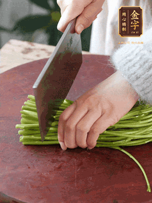 正嫩的藜蒿，掐頭去除根部，切小段