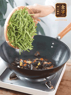 熱油煸香蒜末、姜粒、小米辣，再下臘肉煸炒出香味