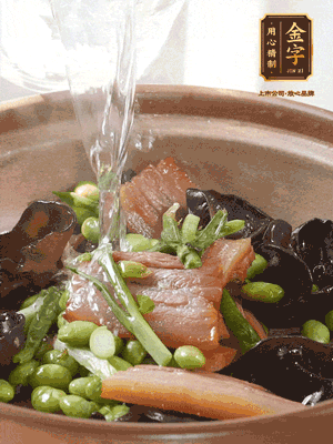 轉(zhuǎn)入砂鍋，加入開水、百葉結(jié)燉煮10分鐘