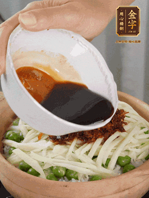繼續(xù)小火燜3分鐘，淋上XO醬攪拌均勻。
