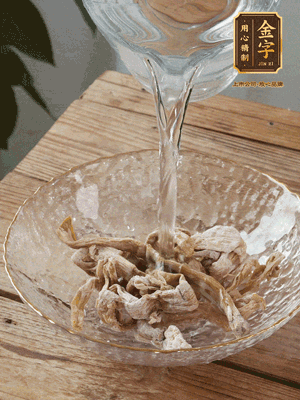 筍干提前泡發(fā)1晚切段，冬瓜去皮切塊。