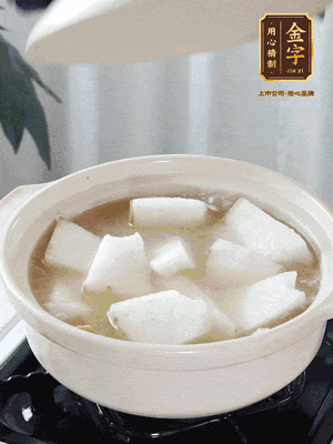 最后下冬瓜繼續(xù)燉煮10分鐘，撒上蔥花點綴。