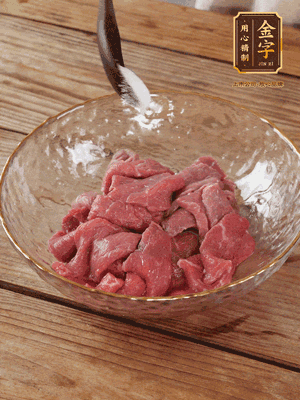 牛肉切丁，加黑胡椒海鹽、橄欖油腌10分鐘