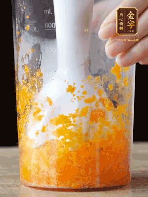 加玉米油、水怡、水揉搓成細(xì)膩的面團(tuán)。松弛半小時(shí)后，分成37g一個(gè)
