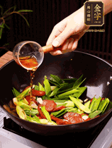 下蒜苗炒軟，沿鍋邊烹入一勺料酒，加醬油、蠔油、白糖調(diào)味炒勻