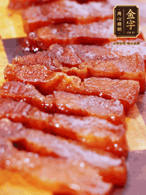金字醬油肉煮熟，切片