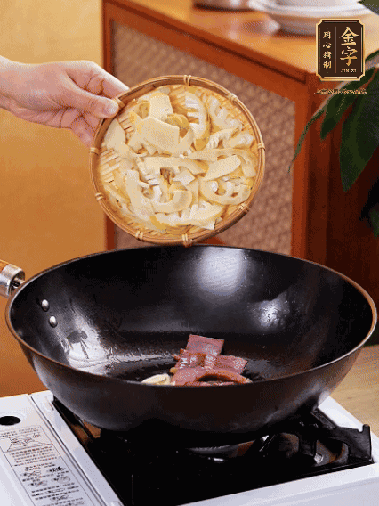 油熱，下蒜末、火腿煸炒出香味，再下筍片微微翻炒
