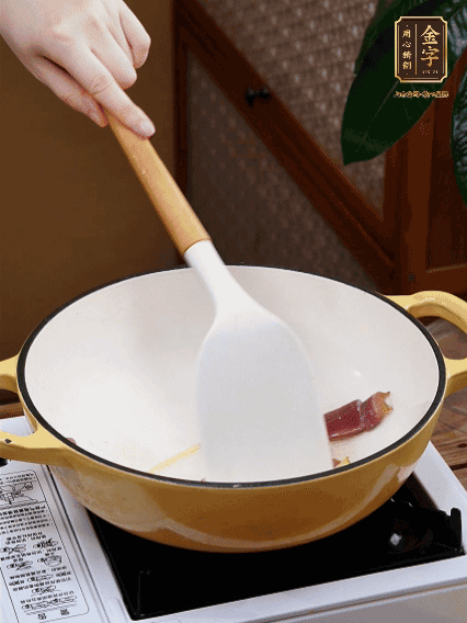 油熱，姜絲、火腿微微煸出香味