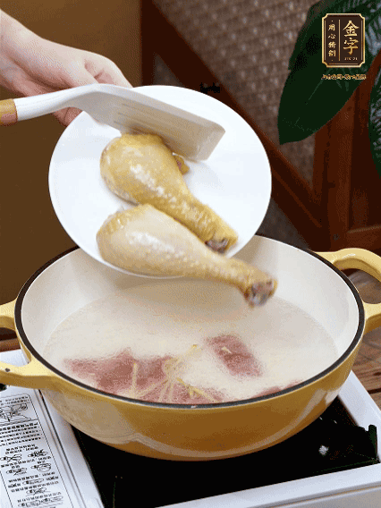 倒清水，放雞腿，大火煮開轉(zhuǎn)中小火煮20分鐘